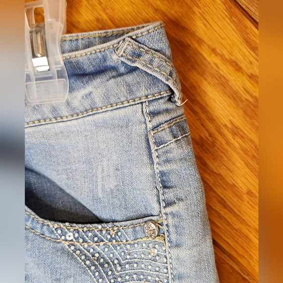 No Boundaries Frayed And Ripped Light Wash Blue Denim Sequin Shorts Size 15 - Picture 4 of 10
